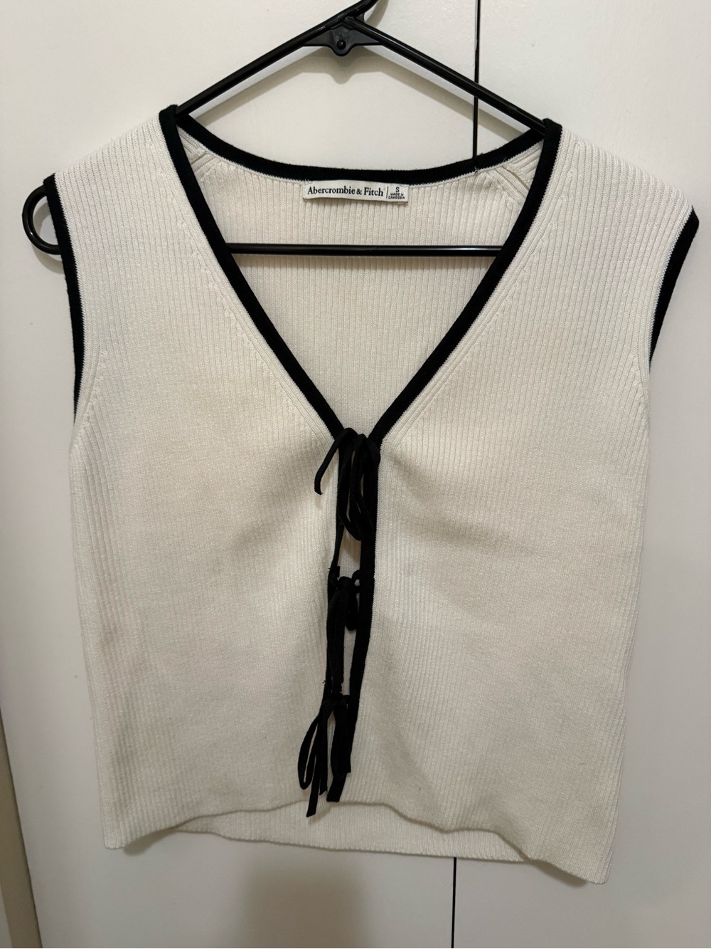 Abercrombie & Fitch Cream Sleeveless Ribbed Tie-Front Top with Black Trim